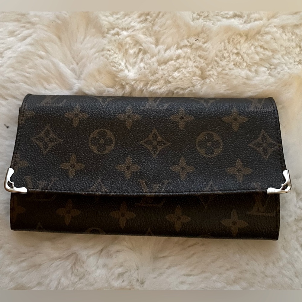 LOUIS VUITTON VINTAGE LEATHER MONOGRAM WALLET
100% Authentic